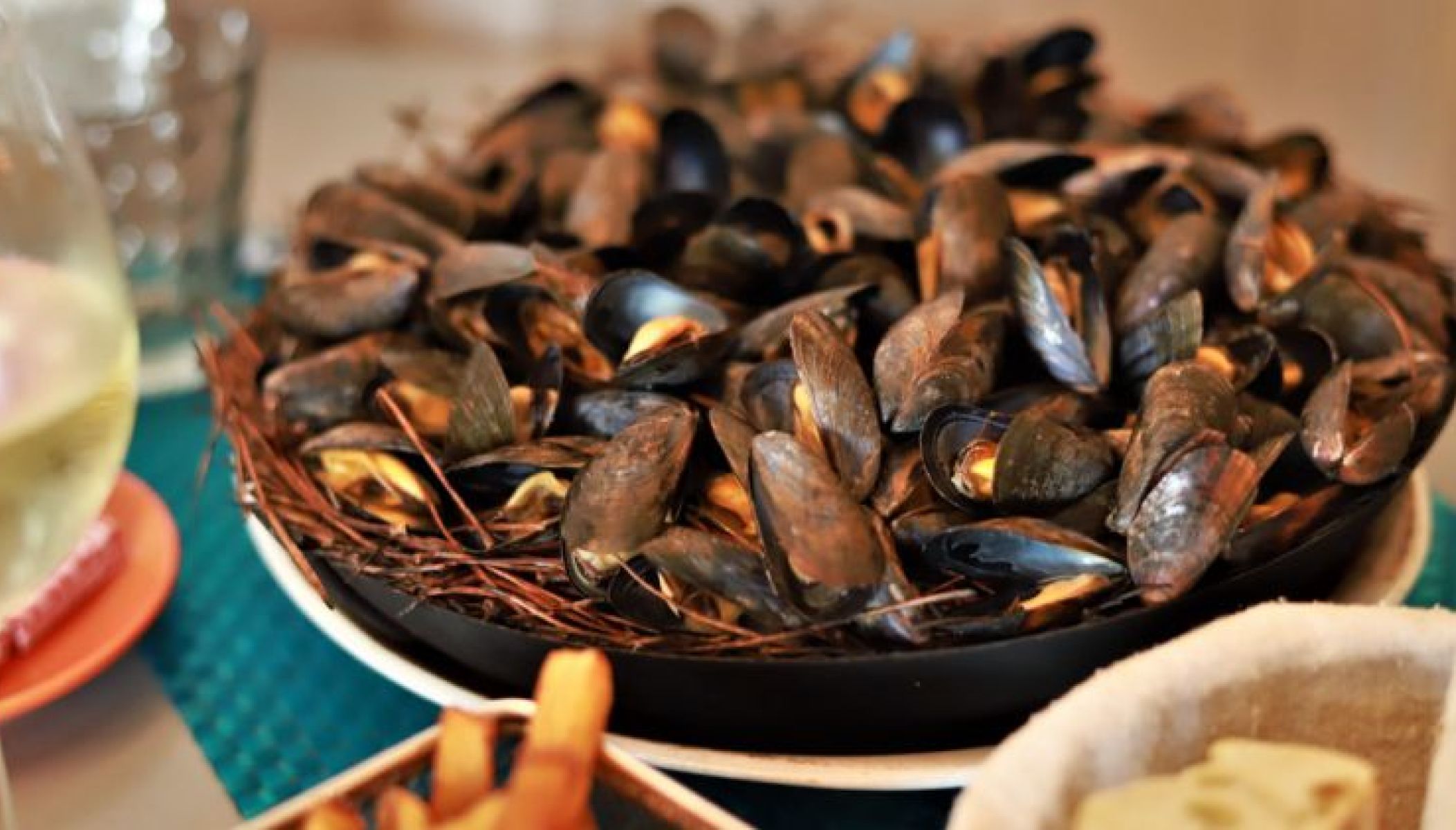Mouclade et éclade de moules : deux traditions culinaires incontournables en Charente-Maritime