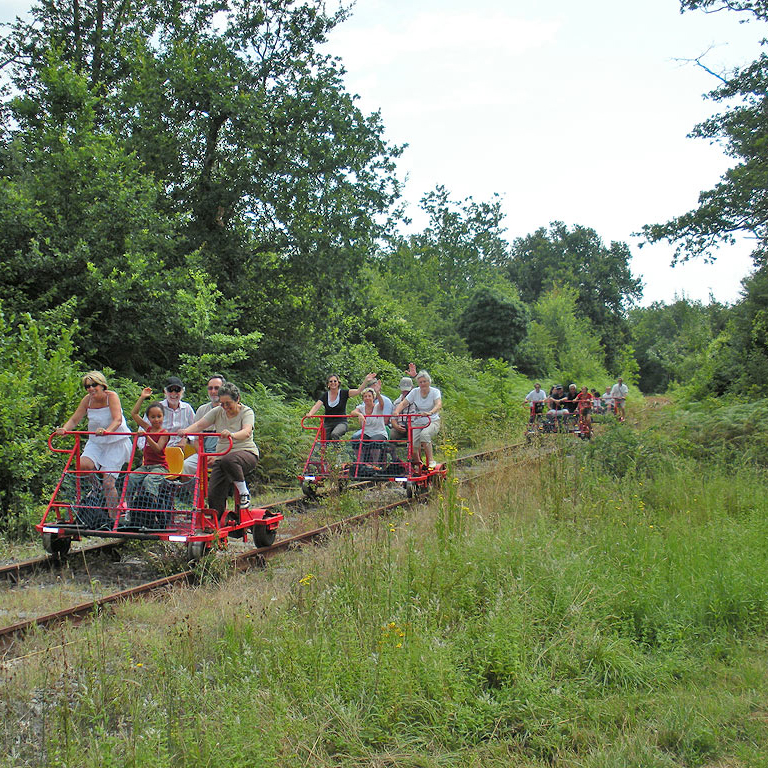 Bienvenue au Vélorail de Saintonge ! - C’est l’été, alors profitez-en pour venir pédaler en famille